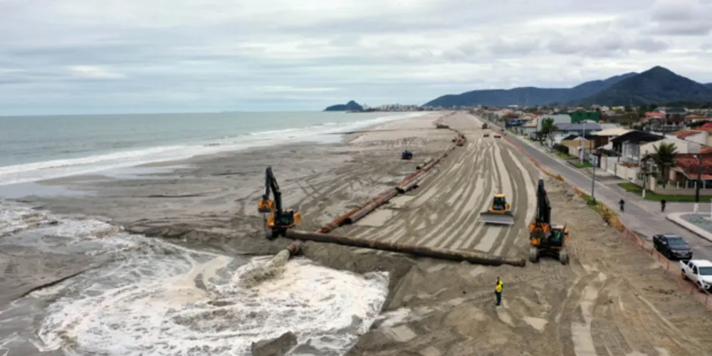 Obras da engorda da orla da praia de Matinhos.  O investimento é de quase R$ 315 milhões em um trecho de pouco mais de 6 km de extensão (da praia de Caiobá até o balneário Flórida)
