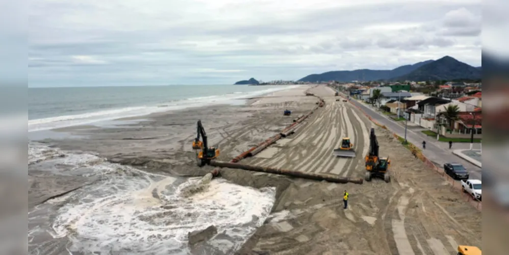Obras da engorda da orla da praia de Matinhos.  O investimento é de quase R$ 315 milhões em um trecho de pouco mais de 6 km de extensão (da praia de Caiobá até o balneário Flórida)