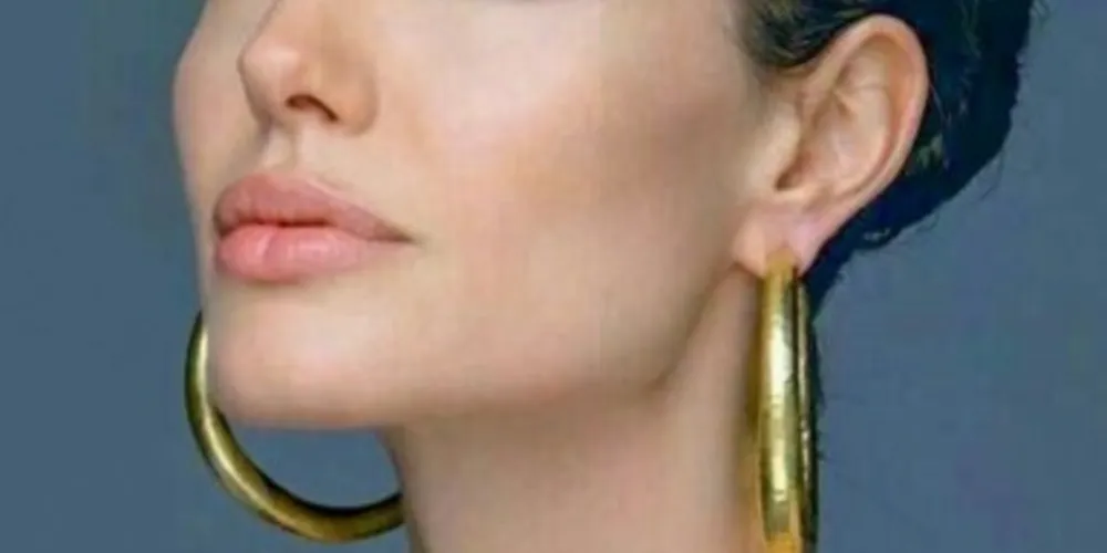 Na era dos metais o ouro exerceu fascínio sobre o homem, as mais antigas joias em ouro foram encontradas na Suméria