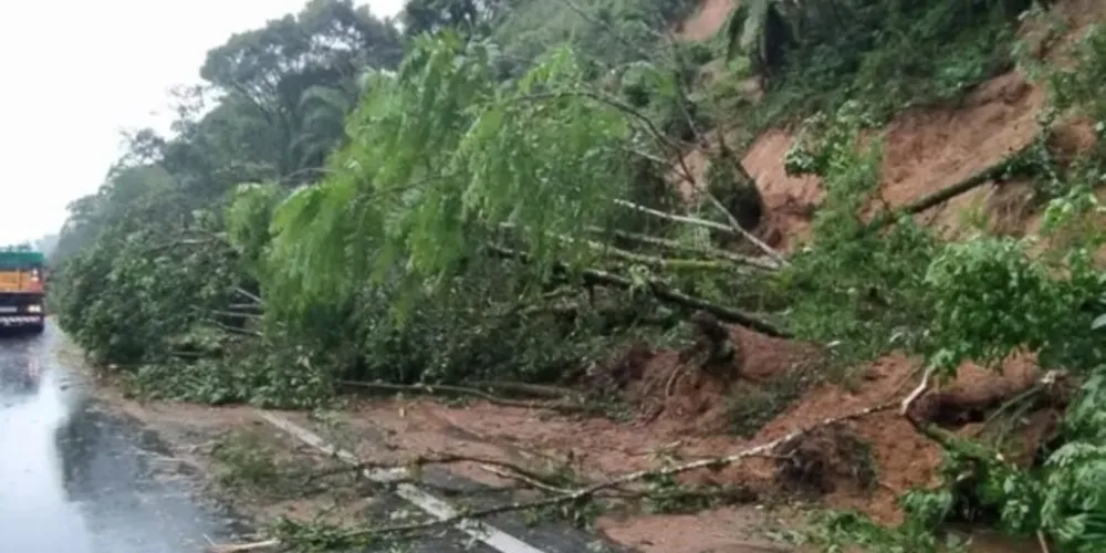 Deslizamento em Campina Grande Sul, BR-116, km 58