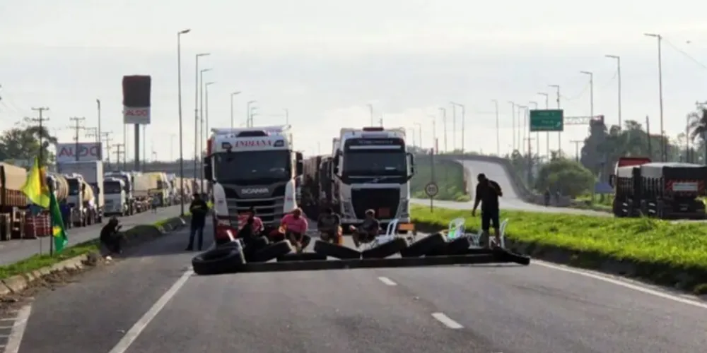 Bloqueio é na principal via de acesso e saída do Porto de Paranaguá