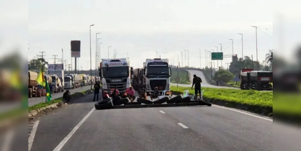 Bloqueio é na principal via de acesso e saída do Porto de Paranaguá