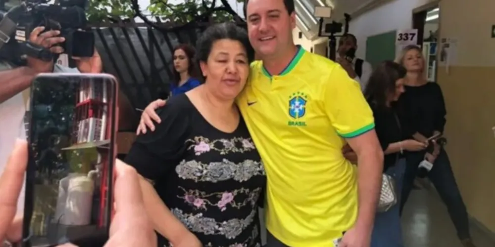 Governador votou na manhã deste domingo (30), no Colégio Vinhedos, no bairro Santa Felicidade, em Curitiba