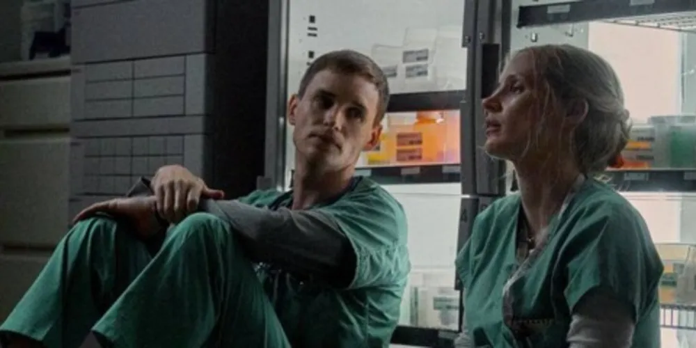 Se esses elementos tornam Cullen um personagem interessante, o filme dirigido pelo dinamarquês Tobias Lindholm prefere o caminho do enigma indecifrável. Embora o assassino seja o centro das atenções, a narrativa faz uma escolha deliberada pelo distanciamento de sua figura ao adotar a perspectiva de Amy Loughren, enfermeira que ajudou a polícia a capturá-lo