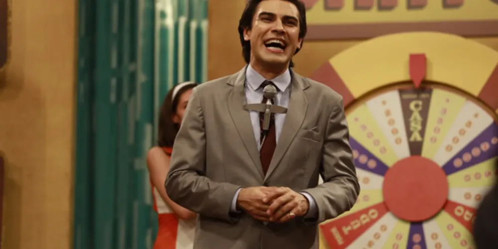 A história conta a trajetória de Silvio Santos, desde sua infância como vendedor nas ruas do Rio de Janeiro até se tornar comunicador e empresário