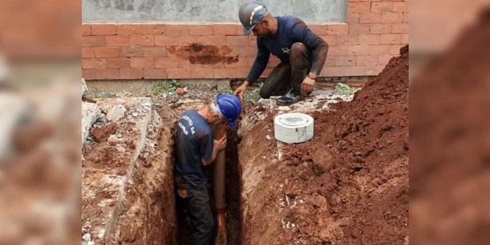 Rompimento de rede na Rua Francisco Pereira aconteceu nesta manhã de terça-feira (18)