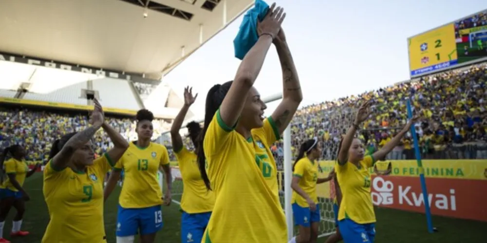 Meninas agradeceram o apoio da torcida que foi até o estádio