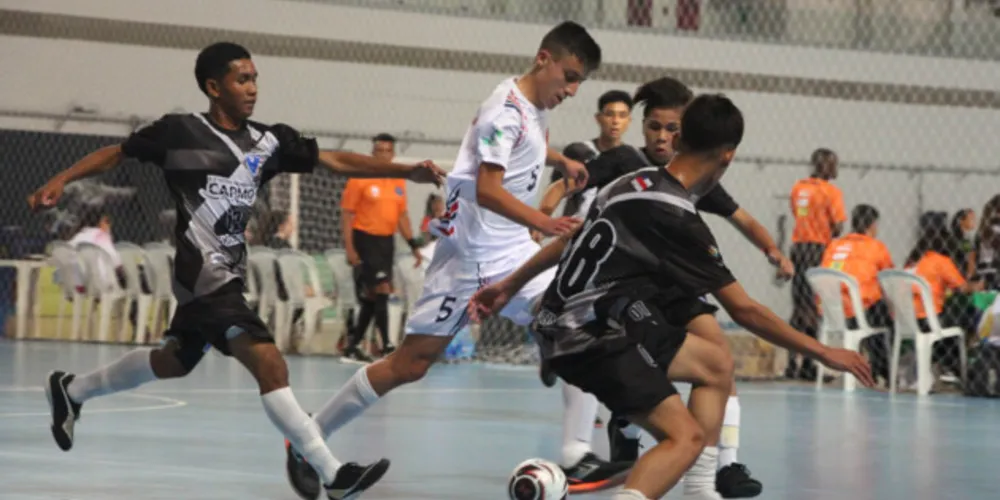 Santa Terezinha (branco) venceu a equipe do Amazonas