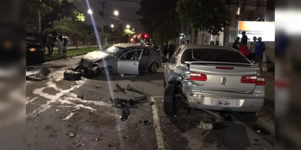 Além dos veículos que estavam no suposto racha, outros dois foram atingidos