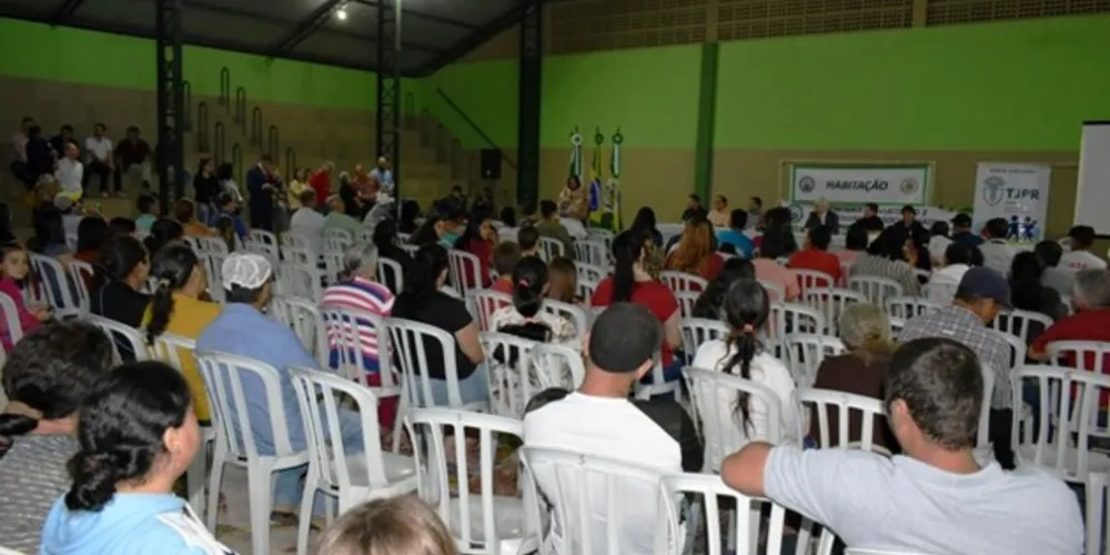 Durante a noite de quarta (5), na quadra da Escola Municipal Júlio de Mesquita Filho, ocorreu a audiência pública referente à regularização
