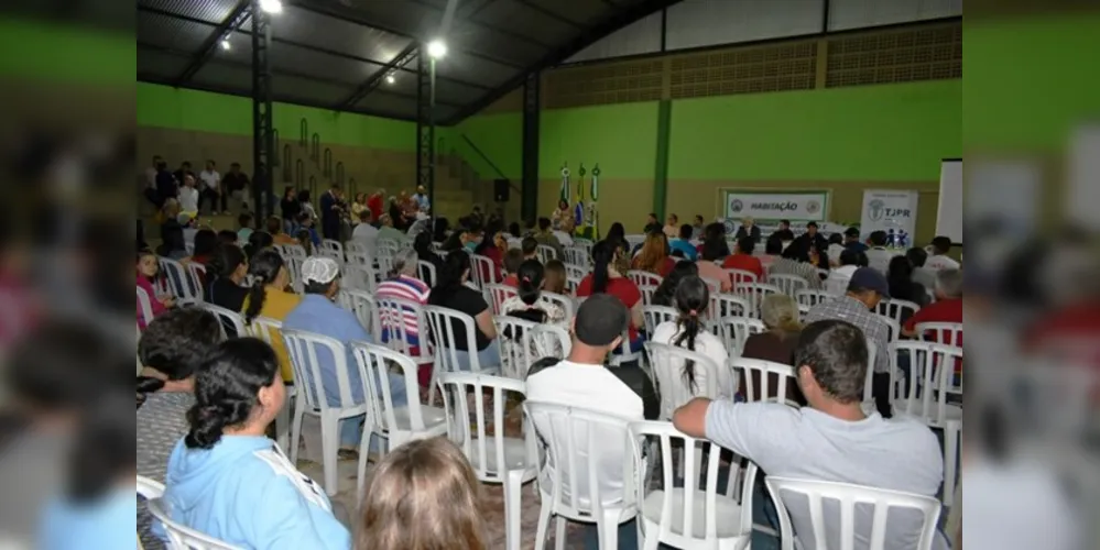 Durante a noite de quarta (5), na quadra da Escola Municipal Júlio de Mesquita Filho, ocorreu a audiência pública referente à regularização