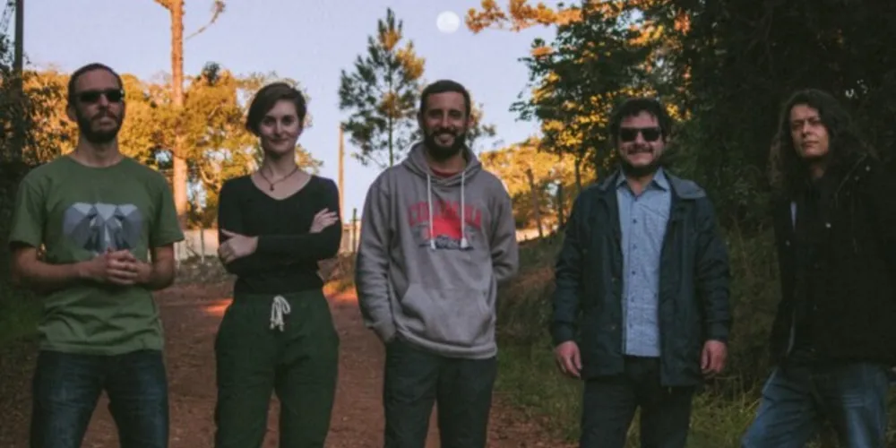 Tiriva Instrumental é uma banda de música instrumental brasileira criada em 2018 e composta por Aline Garabeli (teclado), Felipe Ferreira (bateria e percussão), Felipe Oliveira (baixo), Fernando Bertani (viola, violão e guitarra) e Nicolas Salazar (sax e flauta transversa)