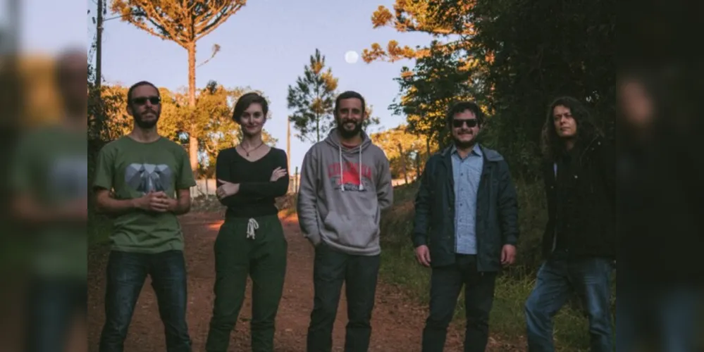 Tiriva Instrumental é uma banda de música instrumental brasileira criada em 2018 e composta por Aline Garabeli (teclado), Felipe Ferreira (bateria e percussão), Felipe Oliveira (baixo), Fernando Bertani (viola, violão e guitarra) e Nicolas Salazar (sax e flauta transversa)
