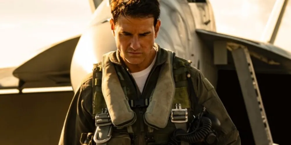 O filme conta com o retorno Tom Cruise no papel principal, acompanhado de Miles Teller, Glen Powell, Jon Hamm, Val Kilmer, Jennifer Connelly e Ed Harris
