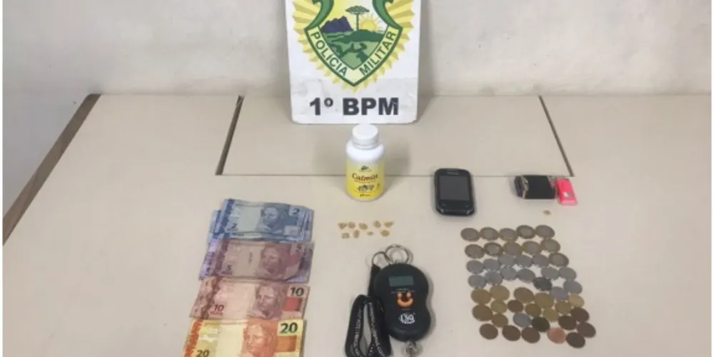 No pote haviam 10 pedras de crack e quase R$ 200 em dinheiro