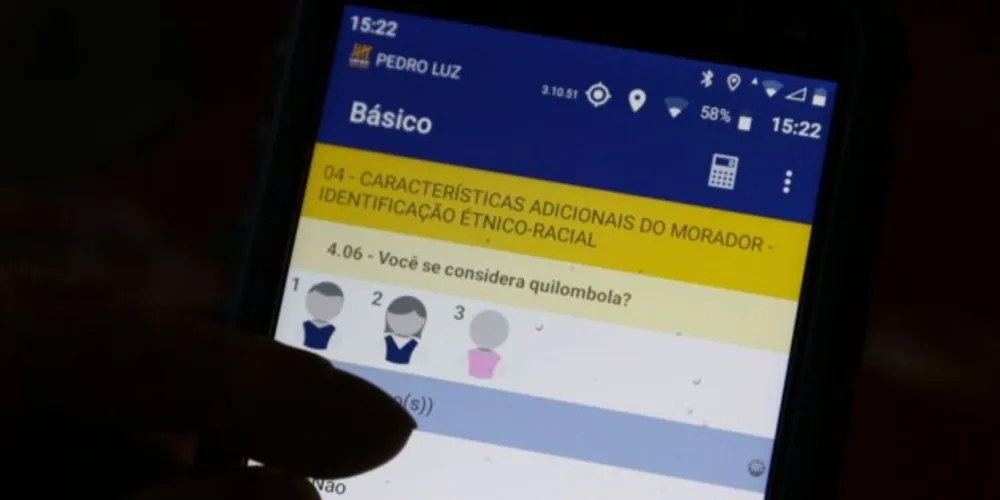 Recenseadores preenchem os dados no celular