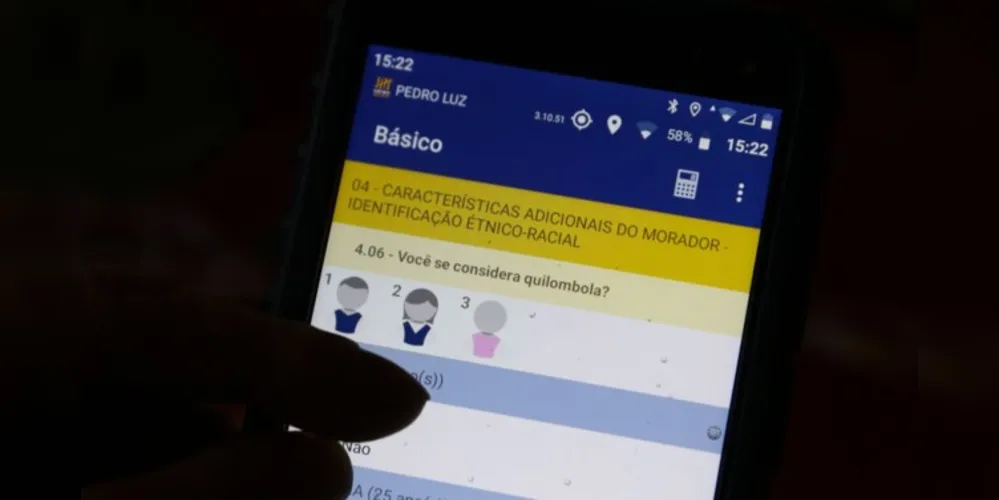 Recenseadores preenchem os dados no celular