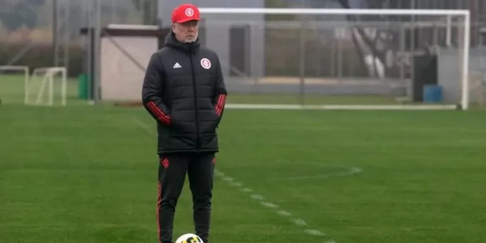 Mano Menezes já passou pela seleção e atualmente treina o Internacional