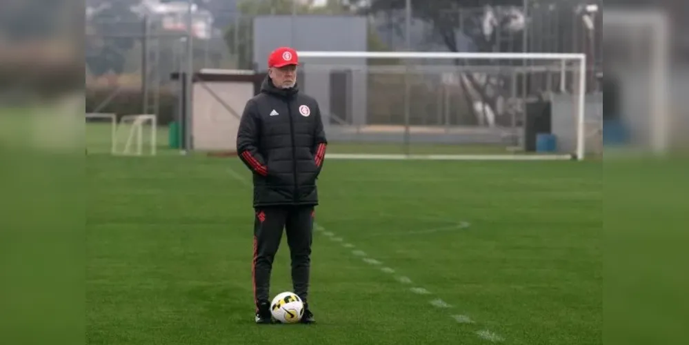 Mano Menezes já passou pela seleção e atualmente treina o Internacional