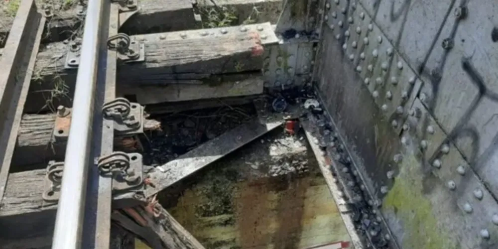 Fiat Siena bateu contra um trem na madrugada deste domingo (13) nas proximidades de uma ponte