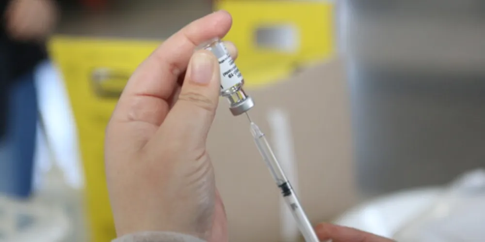 Qualquer pessoa acima de 18 anos que tenha tomado a 3ª dose no prazo estabelecido pode ir até uma sala de vacinação