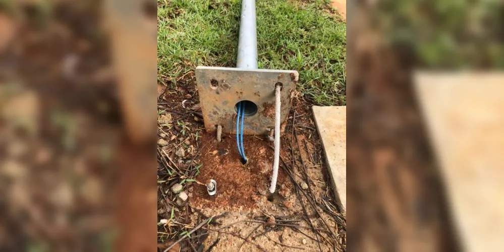 Vandalismo no canteiro central da Avenida Manoel das Dores. aconteceu no fim de semana