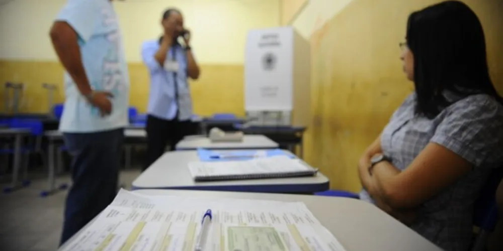 Reportagens mostram que os crimes com motivação política estão associados ao porte de armas de fogo, já vetados da área de votação