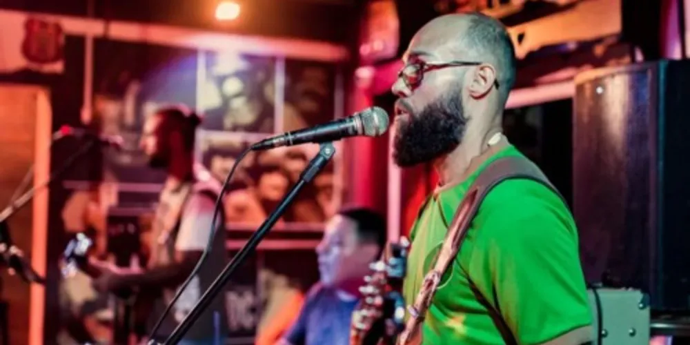 A banda Vinil 45 se apresenta no Mercenários GastroBar neste sábado