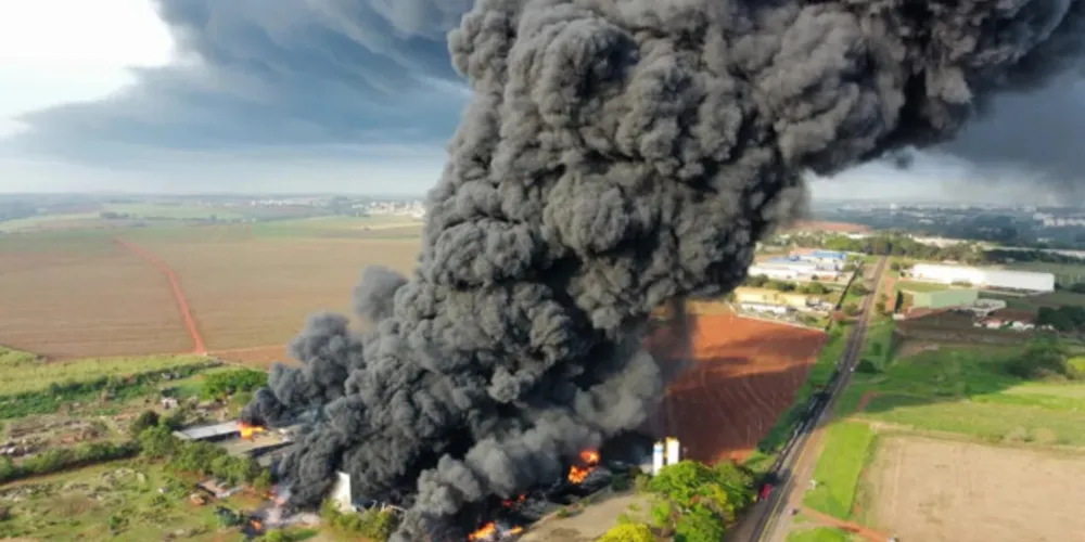 De acordo com a corporação, a ocorrência foi por volta das 3h na distribuidora West Brasil