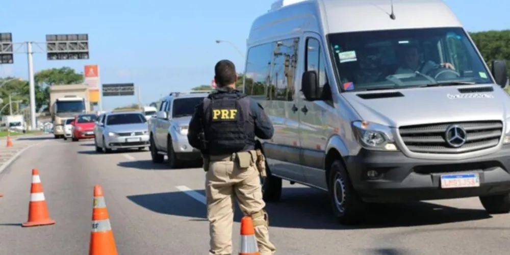 Infrações são aplicadas por agentes da PRF que estão nas rodovias