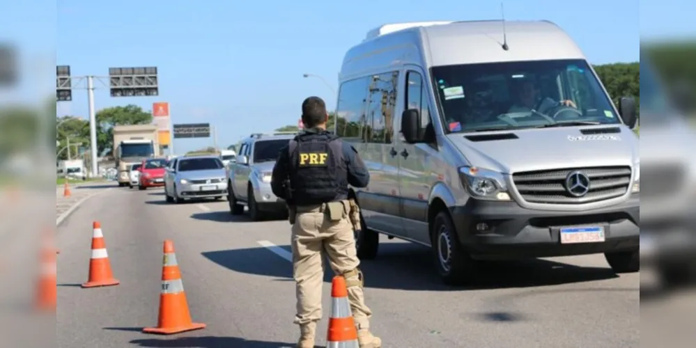 Infrações são aplicadas por agentes da PRF que estão nas rodovias