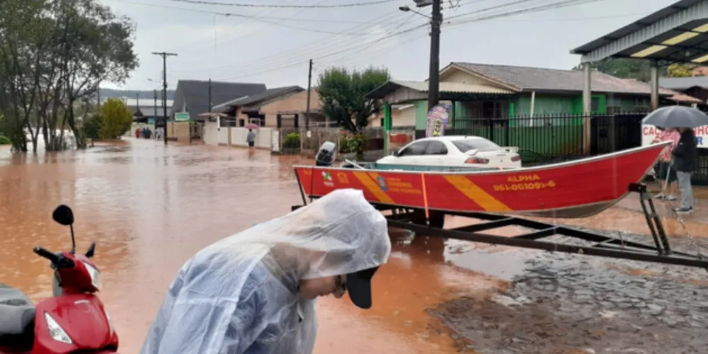 Além do trabalho da Copel, equipes da Defesa Civil atuam no apoio à população