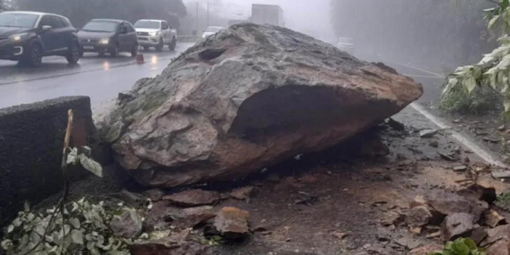 Queda da barreira na BR-277, na altura do Viadutos dos Padres, sentido Litoral