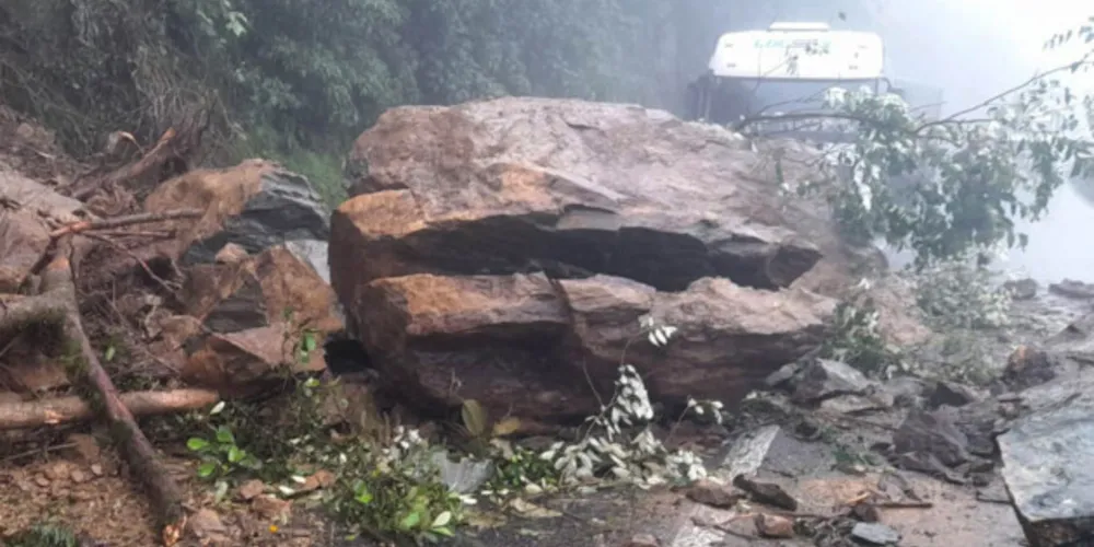 Queda da barreira na BR-277, na altura do Viadutos dos Padres, sentido litoral