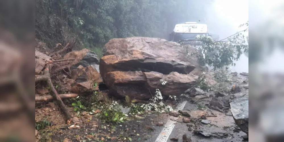 Queda da barreira na BR-277, na altura do Viadutos dos Padres, sentido litoral