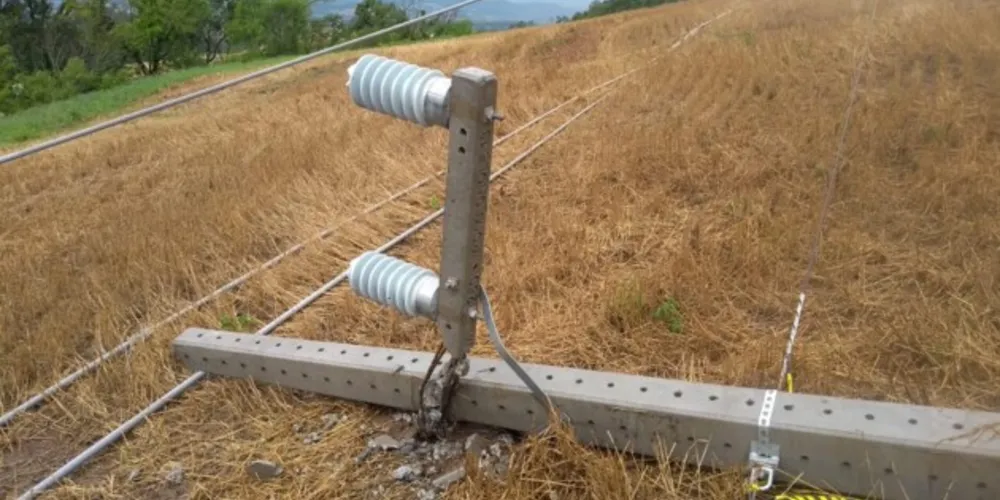 Em todo Estado, há 4,4 mil ocorrências para atendimento. No momento, são cerca de 100 mil domicílios sem luz em todo o Paraná, sendo a maior parte deles na região Norte (36 mil), seguida da região Noroeste (31 mil).