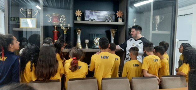Visita das crianças é uma homenagem referente ao Dia Nacional dos Clubes Esportivos, celebrado no início do mês