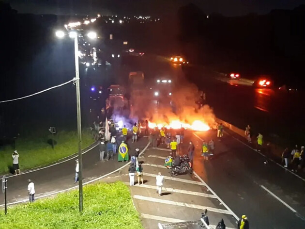 Um dos protestos foi no Contorno Leste, na BR-116, em Curitiba