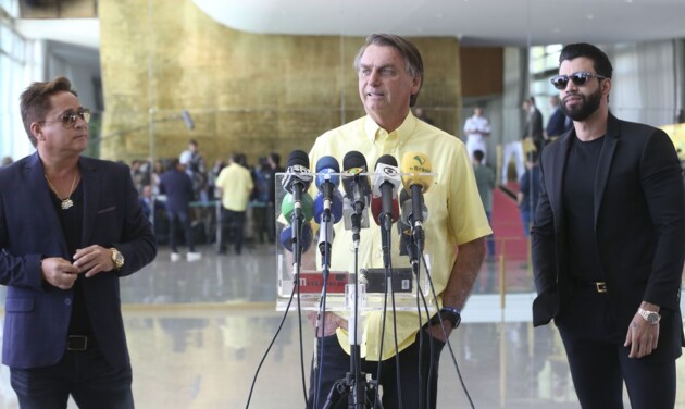 Bolsonaro ao lado dos cantores Leonardo e Gusttavo Lima.