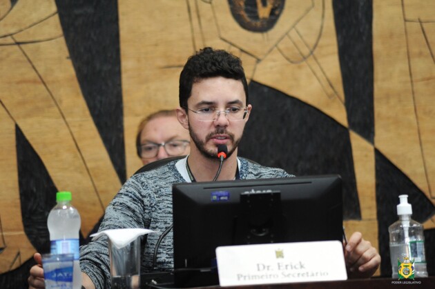 Parlamentar Dr. Erick (PSDB), autor do projeto de lei, durante Sessão Ordinária na Câmara Municipal de Vereadores de Ponta Grossa.