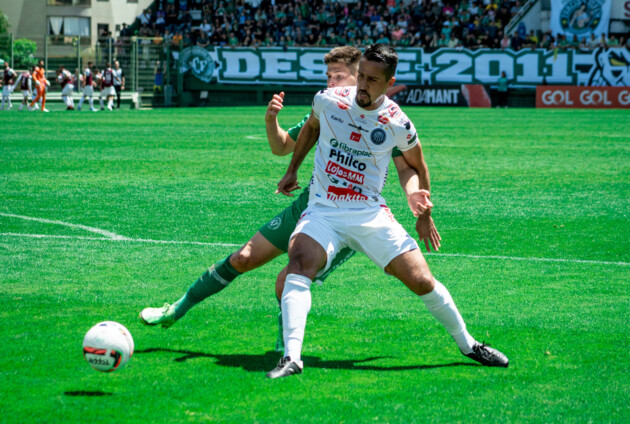 Zagueiro Dirceu em disputa de bola com o atacante da Chapecoense.
