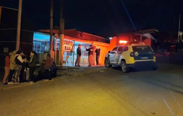 Casal de namorados é morto a tiros dentro de bar em Curitiba
