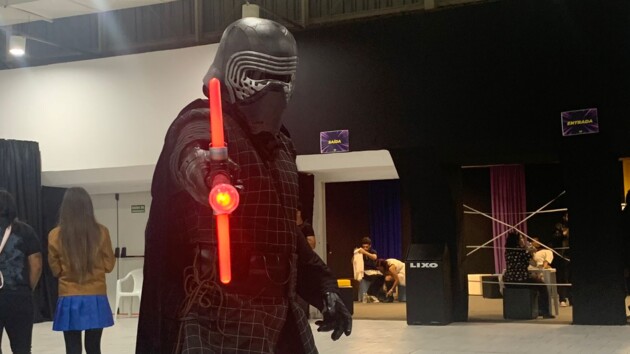 Cosplay do personagem Kylo Ren, de 'Star Wars', fez sucesso durante o 'Geek Festival PG'