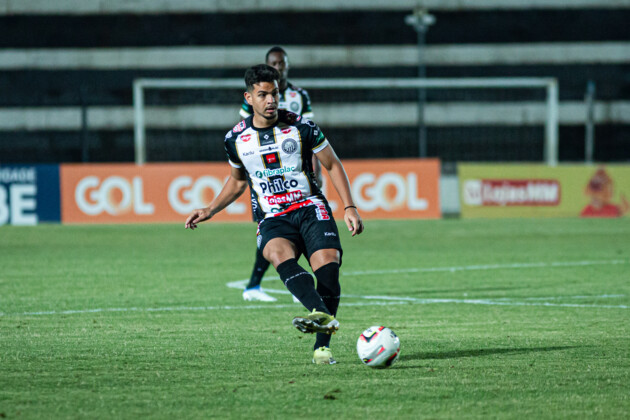 Marcos Vinícius, de 18 anos, celebrou a estreia na equipe principal.