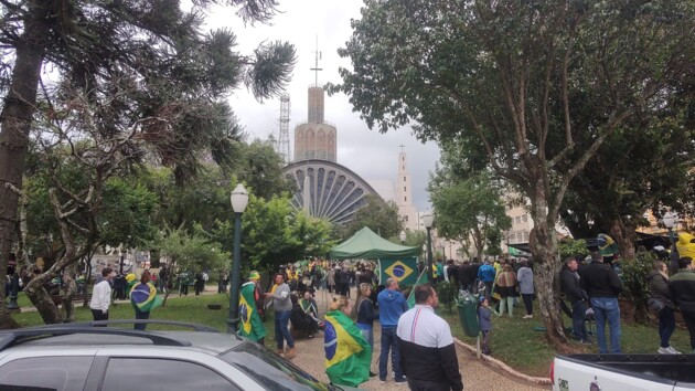 Manifestantes realizam atos antidemocráticos na Praça Marechal Floriano Peixoto