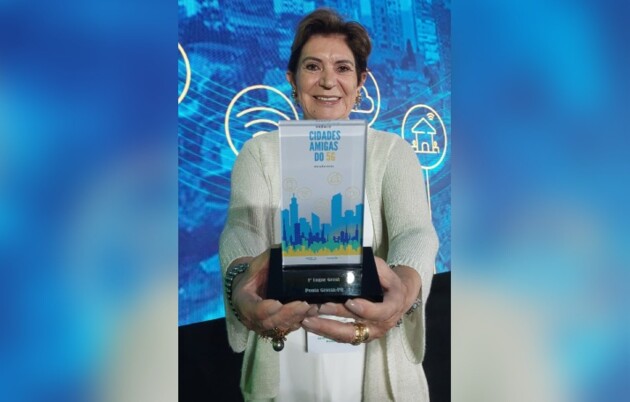 Prefeita Elizabeth Schmidt recebendo o prêmio hoje, em Brasília.