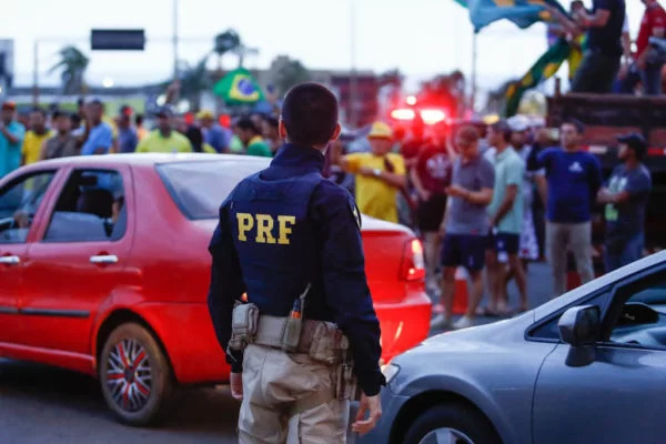 Desde a noite de domingo (30), apoiadores do presidente Jair Bolsonaro (PL) impedem o tráfego em diversas rodovias pelo Brasil