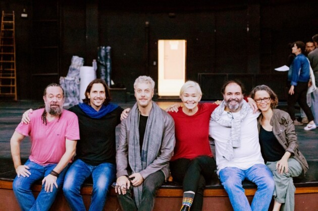 Vladimir Brichta, Julia Lemmertz, Dani Barros, Marcio Vito e Claudio Mendes fazem parte do Espetáculo de abertura. A direção é assinada por Guilherme Weber