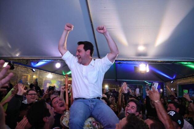 Ratinho Junior celebrando a reeleição no 1º turno.