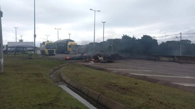 Bloqueio no km 127, da BR-116, em Fazenda Rio Grande na manhã desta quarta-feira (2).